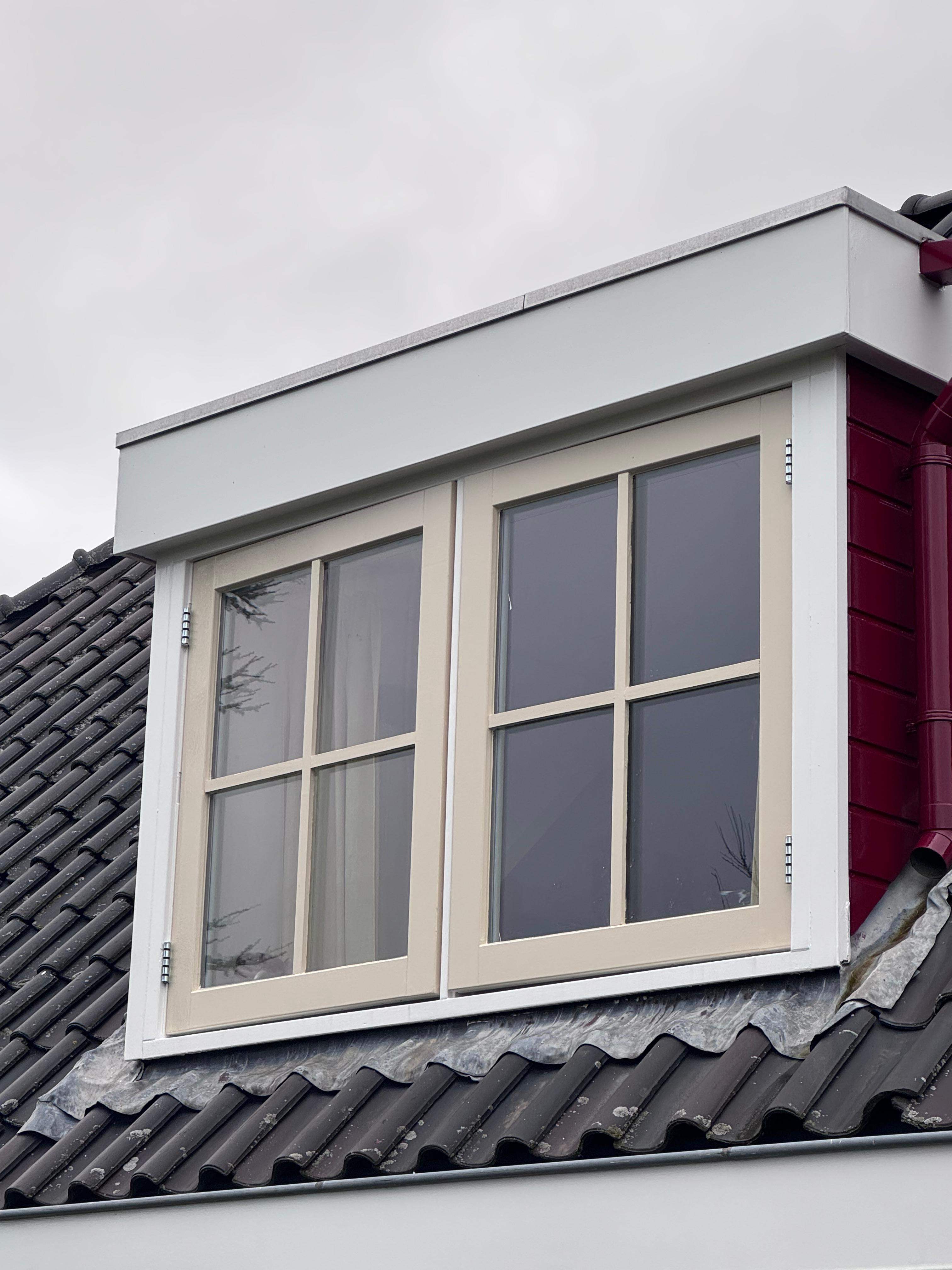 Dakkapel met dubbele draairamen in crème kleur op pannendak