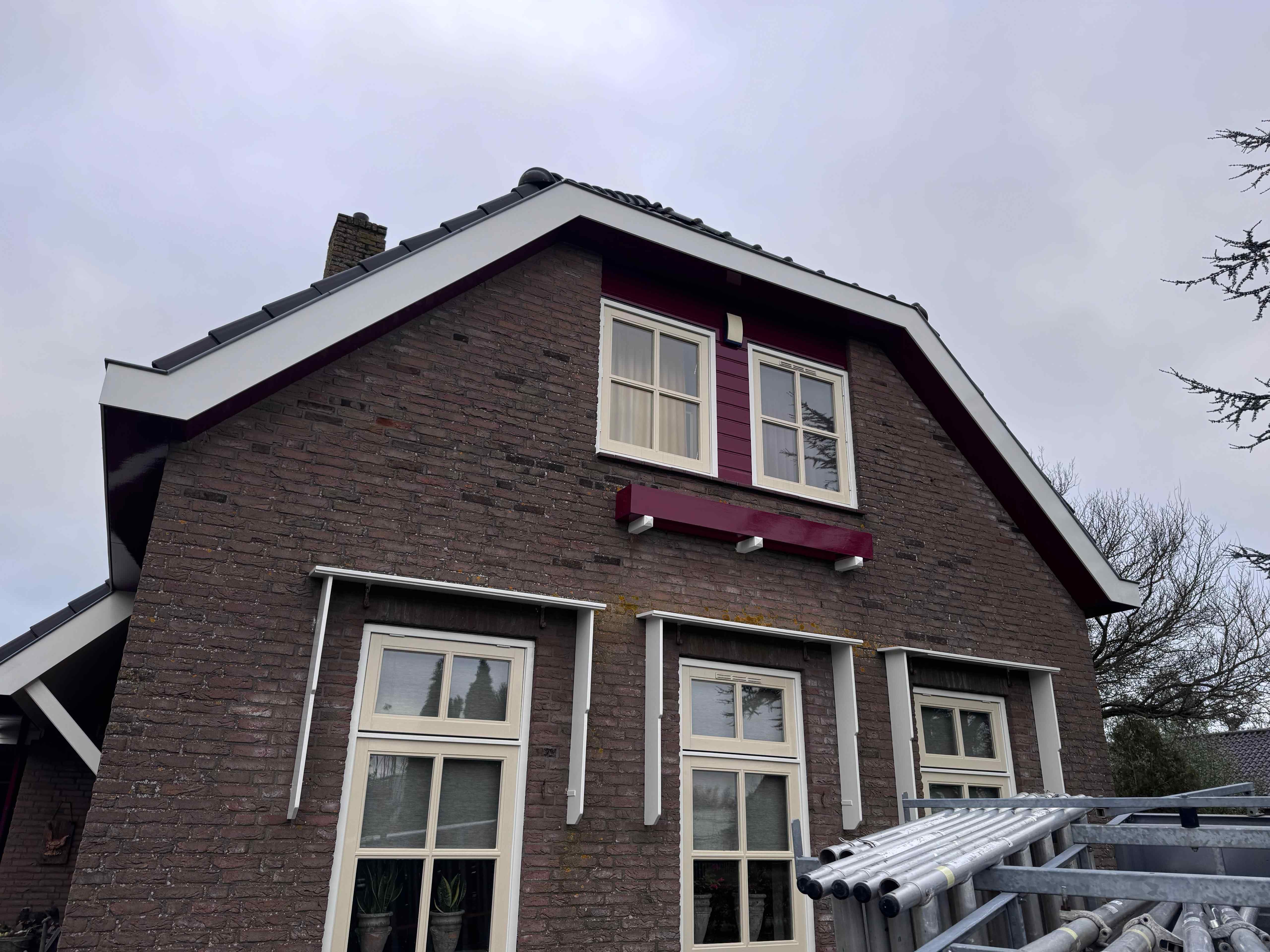 Voorgevel met geschilderde kozijnen en bordeauxrode accenten