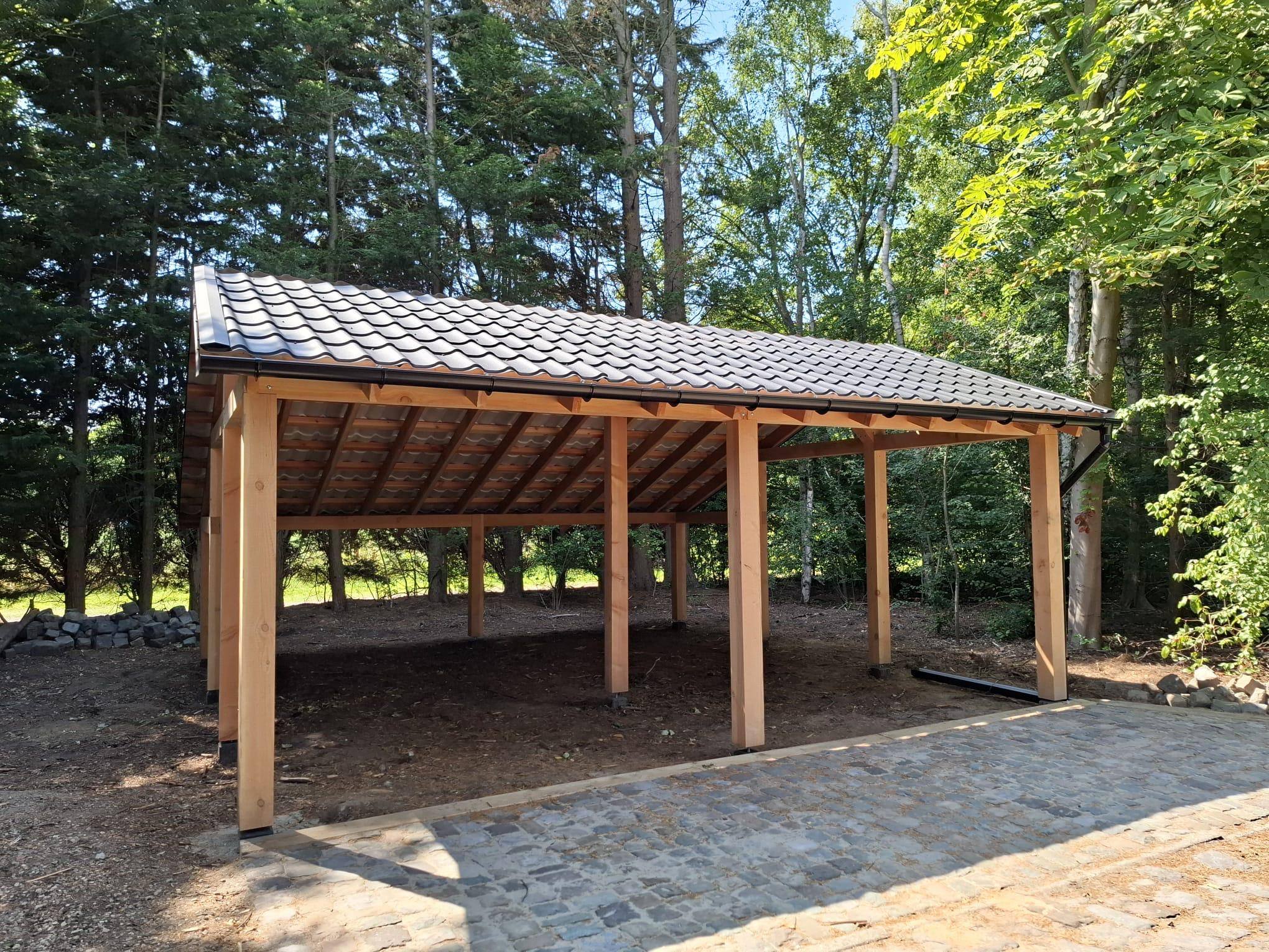 Carport met douglas palen en dakpannen in bosrijke omgeving