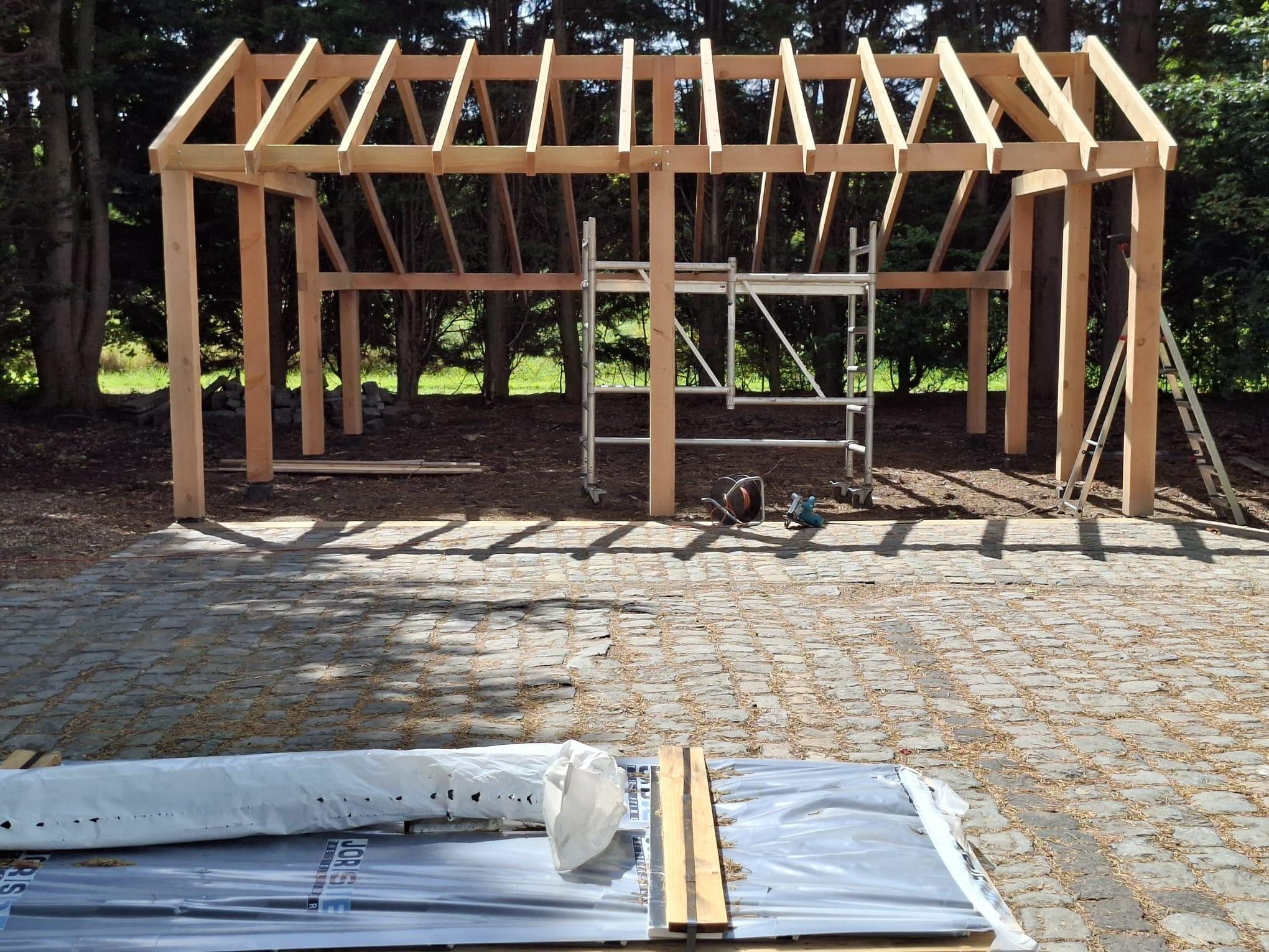 Grote overkapping in aanbouw met houten skeletbouw