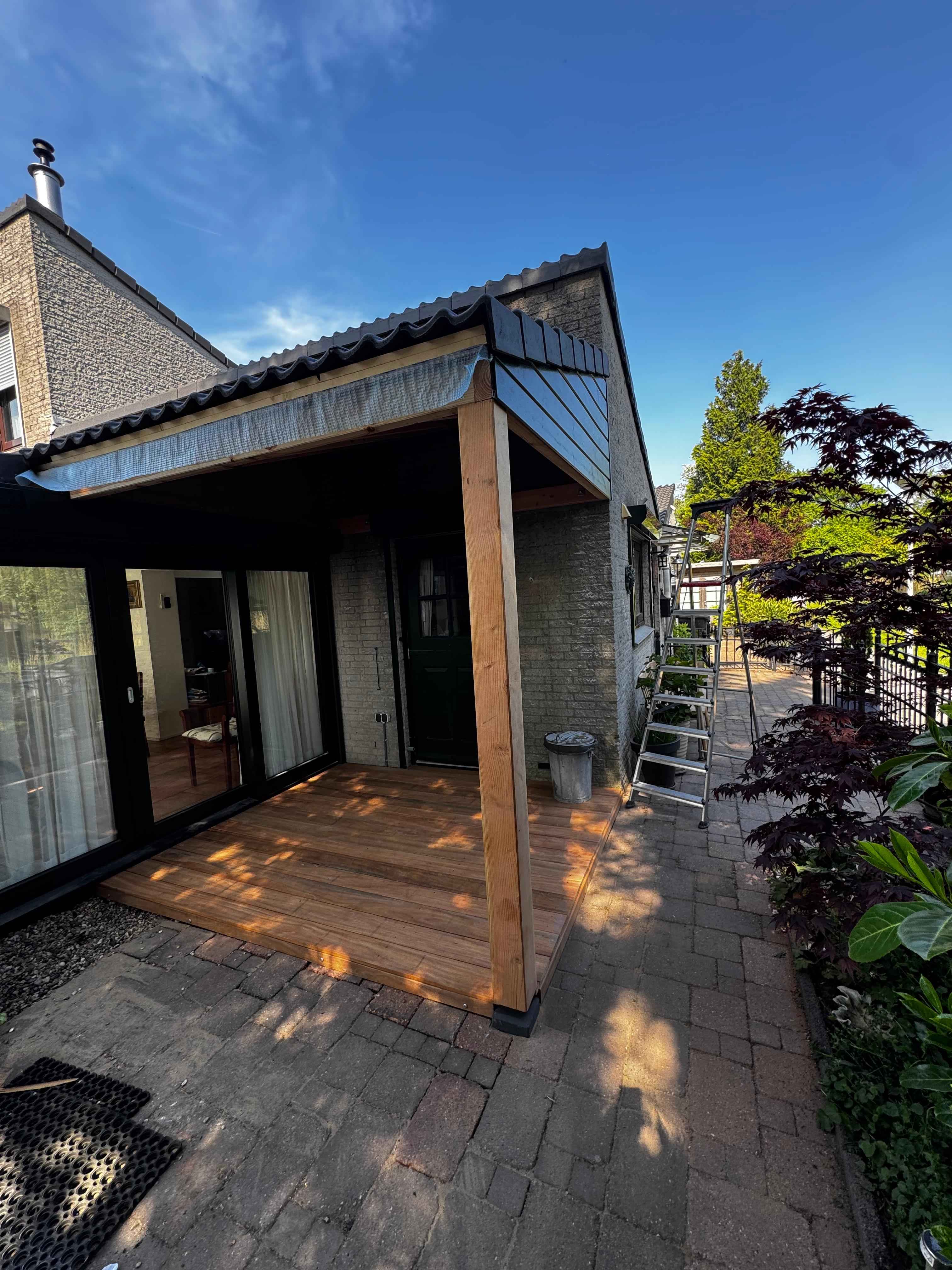 Houten veranda met douglas balken en hardhouten vlonder