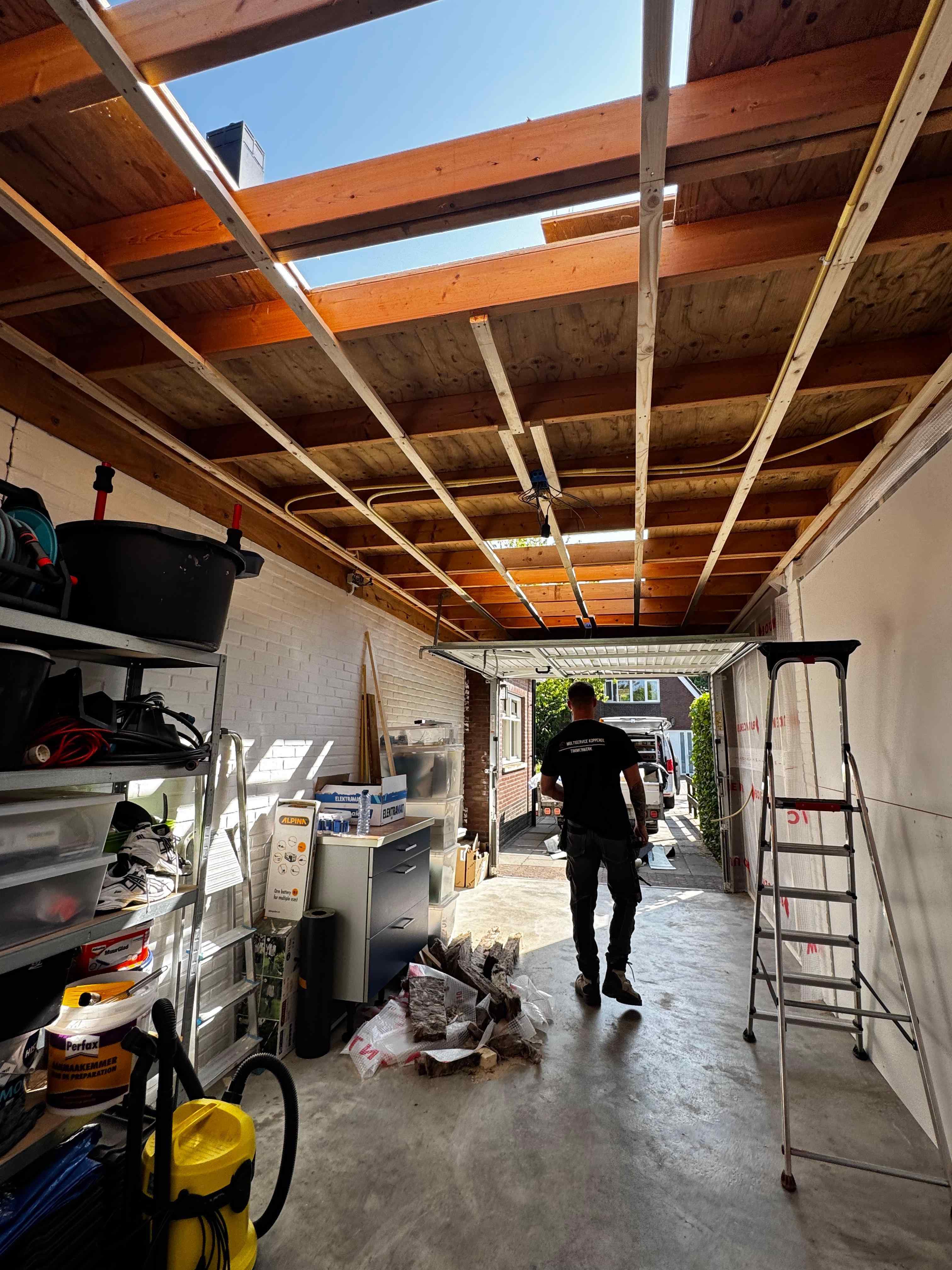 Garage verbouwing met open dakconstructie en Multiservice Koppenol medewerker