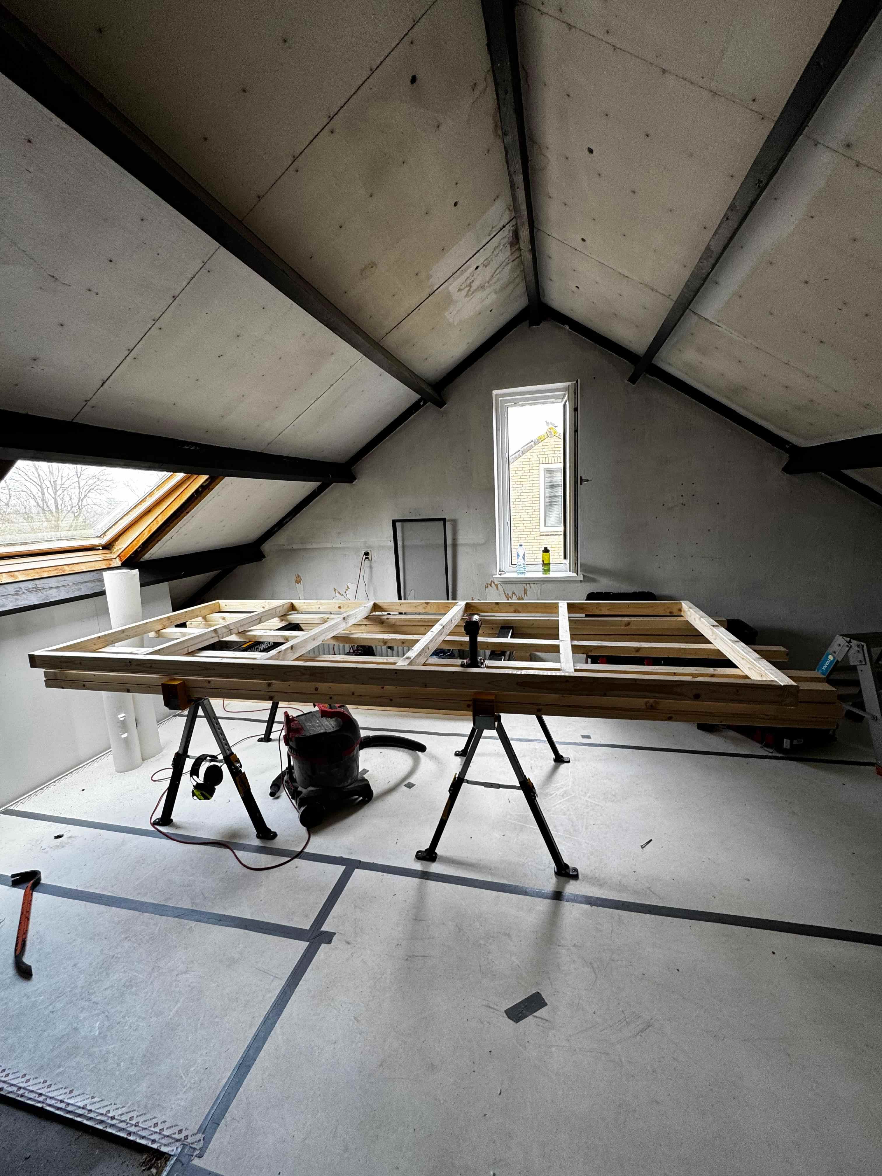 Zolderruimte met houten frame op schragen en stalen balken