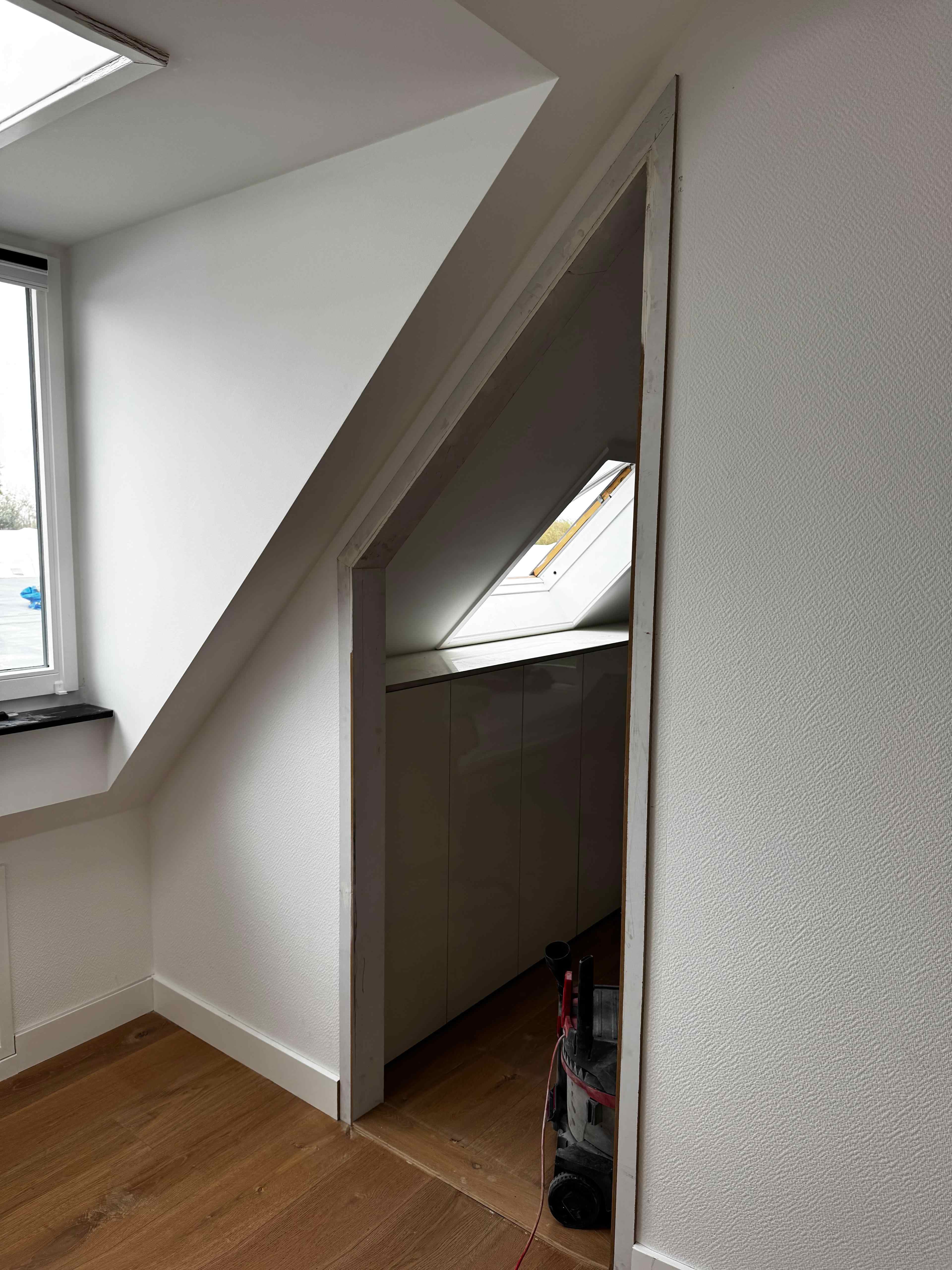 Maatwerk opbergruimte onder schuin dak met dakraam